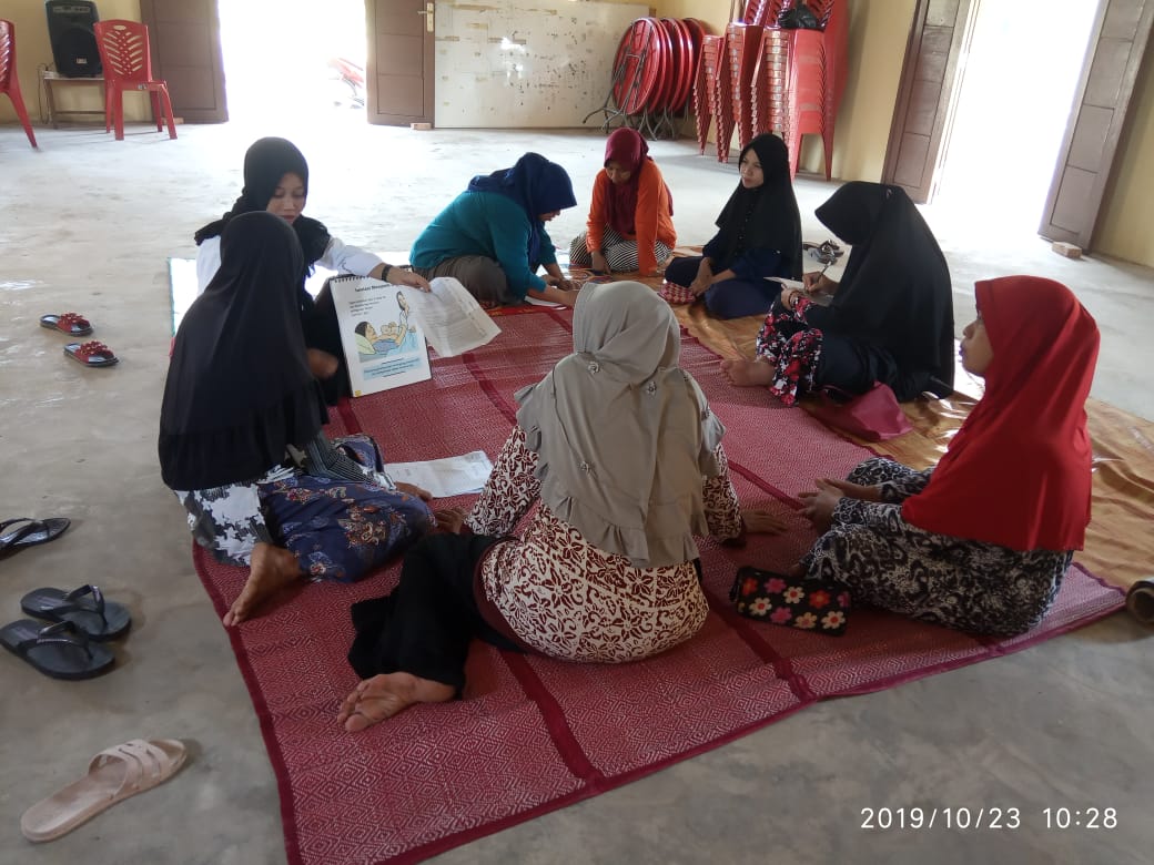 Beberapa Ibu Hamil Di Desa Berancah Menghadiri Pertemuan Kelas Ibu Hamil Se Desa Berancah