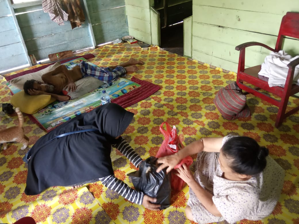 UPZ Desa Berancah Menyerahkan Bantuan Sembako Ke keluarga Bapak  Mansur